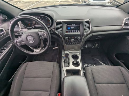 Used 2018 Jeep Grand Cherokee Laredo image 2