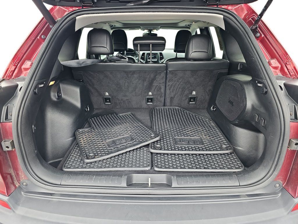 Used 2019 Jeep Cherokee Latitude Plus w/ Comfort/Convenience Group FWD image 30