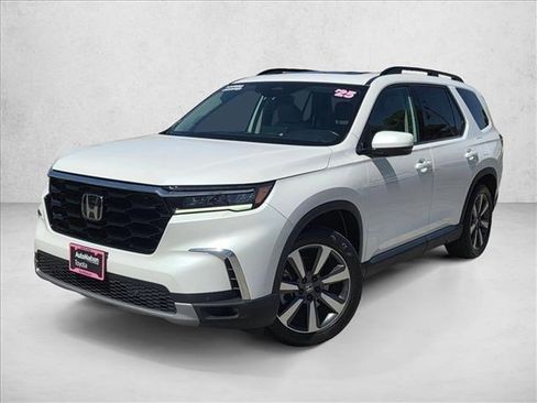 Used 2025 Honda Pilot Touring image 1