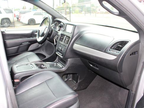 Used 2016 Dodge Grand Caravan R/T FWD image 16