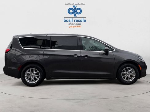Used 2023 Chrysler Pacifica Touring-L FWD image 8