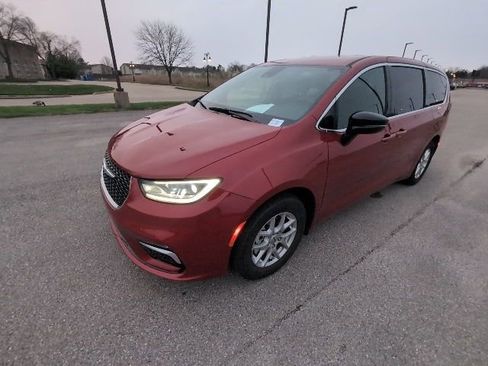Used 2025 Chrysler Pacifica Select image 9