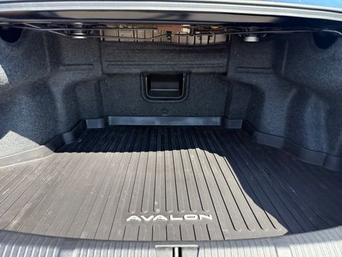 Used 2018 Toyota Avalon Limited image 19