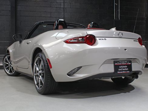 Used 2022 MAZDA MX-5 Miata Grand Touring w/ Weather Package RWD image 14