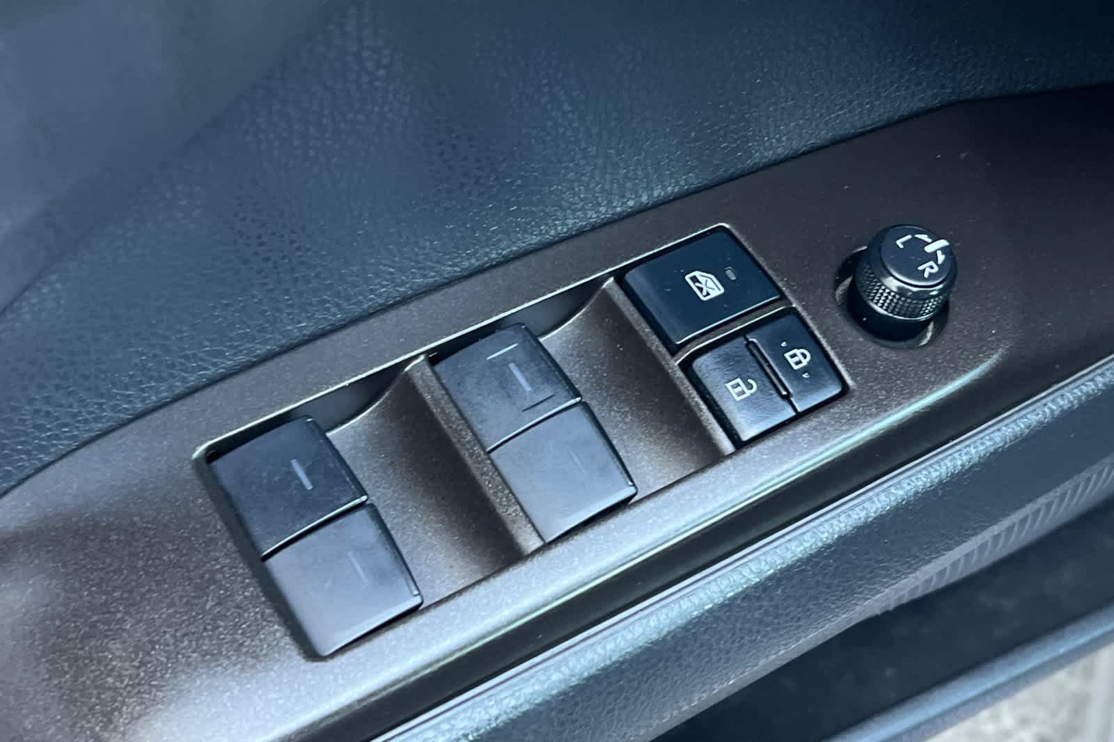 Used 2022 Toyota Camry SE w/ Cold Weather Package FWD image 19