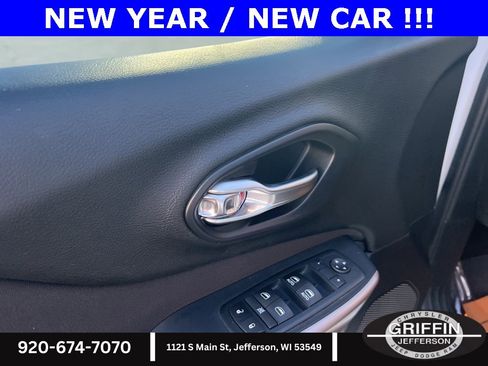 Used 2017 Jeep Cherokee Latitude w/ Cold Weather Group image 19