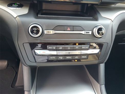 Used 2020 Ford Explorer XLT image 25