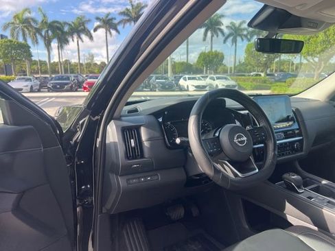 Used 2025 Nissan Pathfinder SL w/ Black Appearance Package image 31