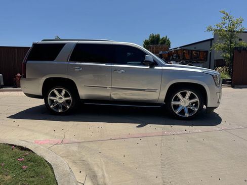 Used 2017 Cadillac Escalade Luxury AWD/4WD image 2