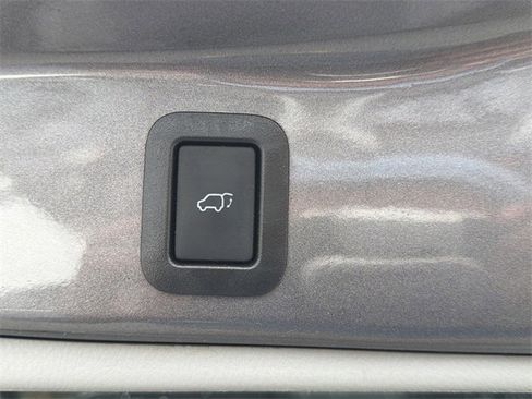 Used 2018 Toyota Highlander Limited Platinum image 19