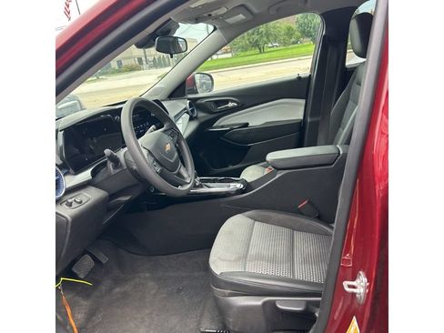 Used 2025 Chevrolet Trax LT FWD image 7