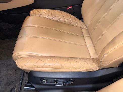 Used 2017 Bentley Bentayga image 45