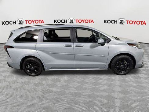 Certified 2025 Toyota Sienna XLE Woodland Edition AWD/4WD image 9