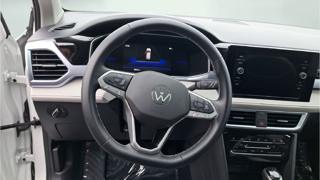 Used 2025 Volkswagen Taos SE AWD/4WD image 18
