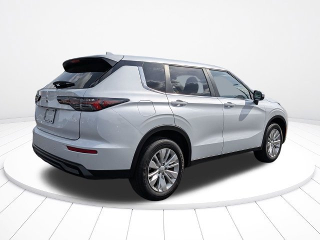 New 2026 Mitsubishi Outlander ES FWD image 3