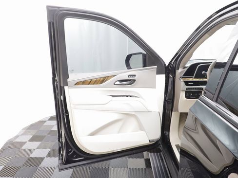 Used 2024 Cadillac Escalade Sport Platinum w/ LPO, ONYX Package image 5