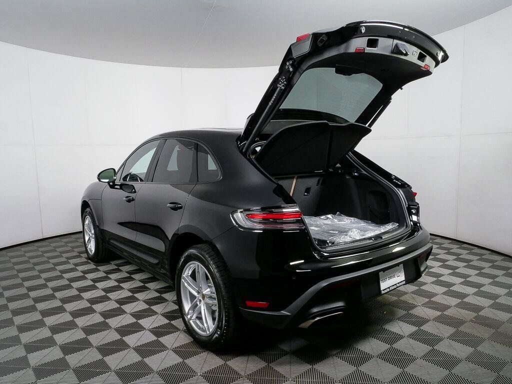 Certified 2026 Porsche Macan AWD/4WD image 33