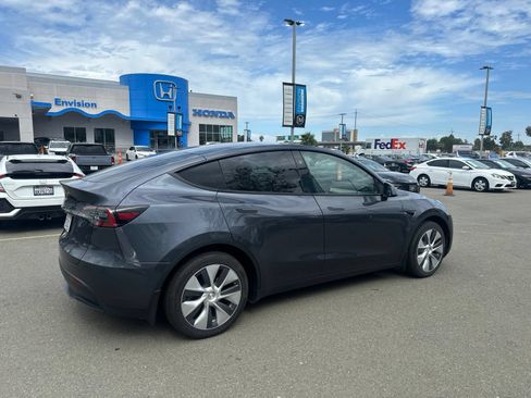 Used 2023 Tesla Model Y 2WD image 3