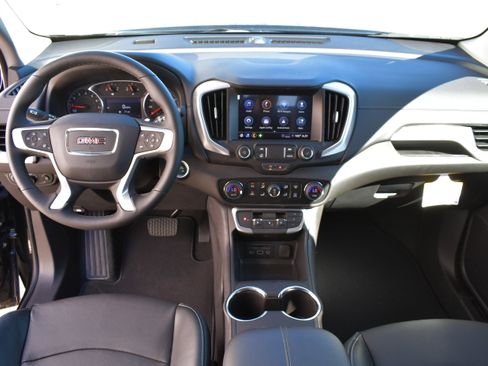 Used 2024 GMC Terrain SLT image 17