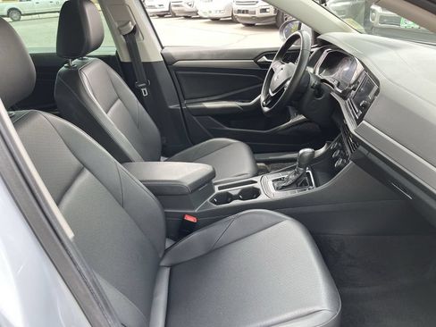 Used 2019 Volkswagen Jetta SE w/ Cold Weather Package FWD image 12