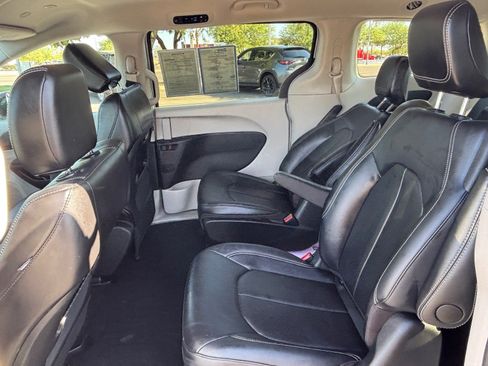 Used 2024 Chrysler Pacifica Limited FWD image 29