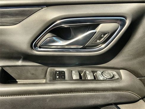 Used 2024 GMC Yukon SLT w/ SLT Premium Package image 13