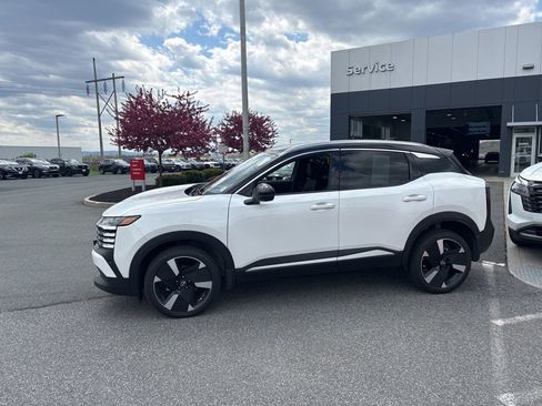 Used 2025 Nissan Kicks SR FWD image 4