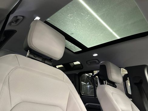 New 2026 Land Rover Defender 110 X-Dynamic SE image 24