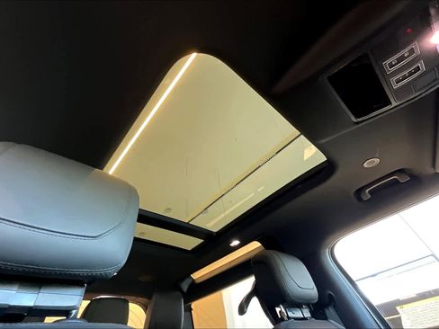 New 2024 Land Rover Defender 90 V8 image 28