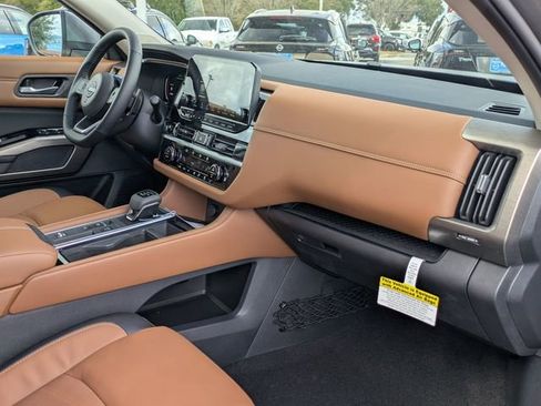 New 2025 Nissan Pathfinder Platinum image 35