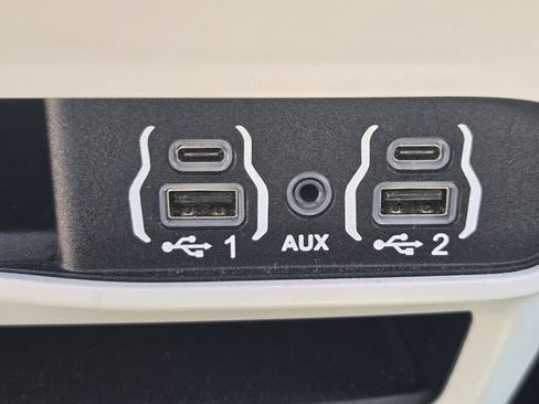 Used 2022 Chrysler Voyager LX FWD image 25