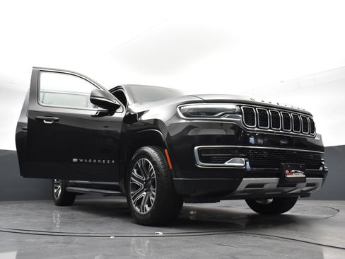 Used 2023 Jeep Wagoneer L Series II AWD/4WD image 39