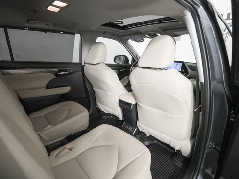 Used 2025 Toyota Highlander Limited AWD/4WD image 18