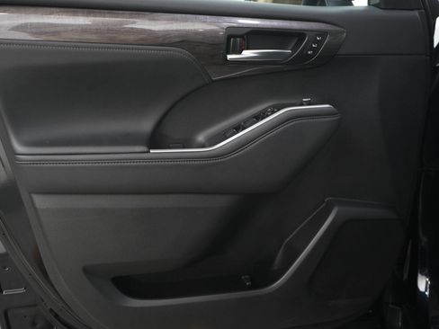 Used 2024 Toyota Highlander Limited AWD/4WD image 20