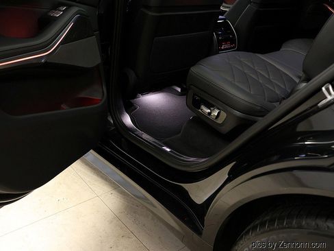 Certified 2025 BMW X7 xDrive40i w/ M Sport Package AWD/4WD image 32