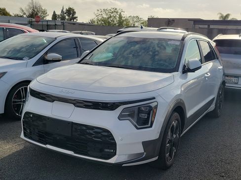 Used 2024 Kia Niro Wave w/ Wave Preserve Package FWD image 1