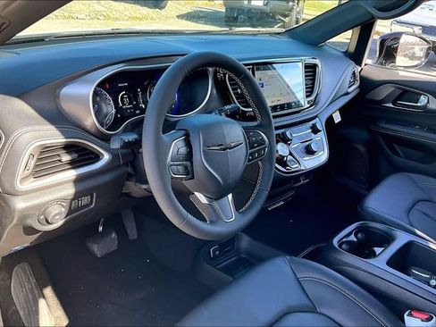 New 2026 Chrysler Pacifica Select FWD image 7