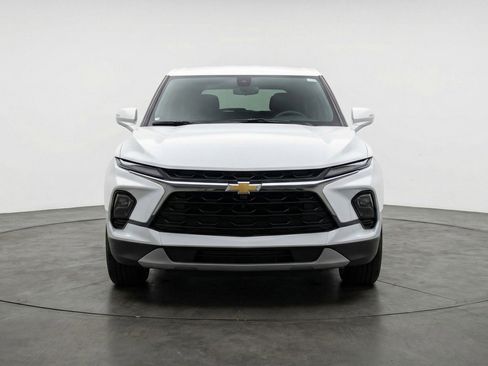 Used 2025 Chevrolet Blazer LT image 2