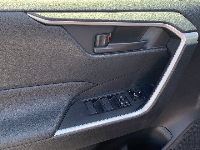 Used 2025 Toyota RAV4 LE AWD/4WD image 17