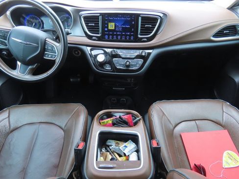 Used 2017 Chrysler Pacifica Limited w/ UConnect Theater Package FWD image 6