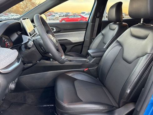 Used 2025 Jeep Compass Latitude image 9