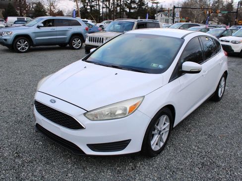Used 2017 Ford Focus SE image 2