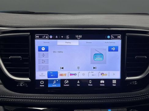 Used 2025 Chrysler Pacifica Limited image 19