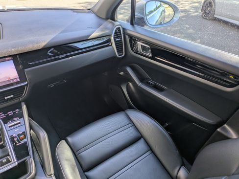 Used 2020 Porsche Cayenne image 21