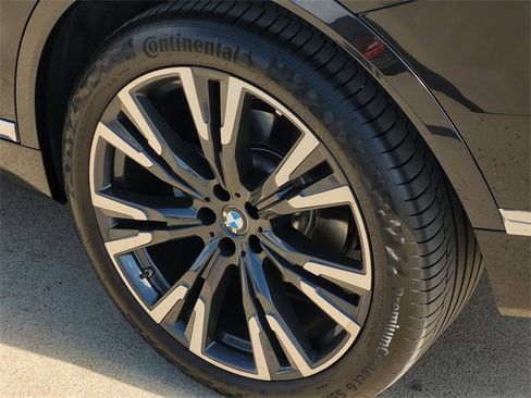 Used 2024 BMW X7 xDrive40i w/ Premium Package image 8