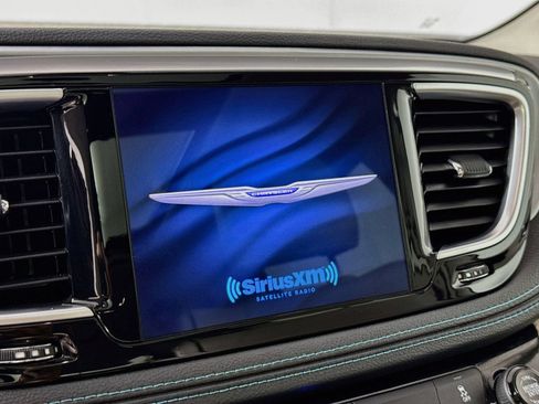 Used 2018 Chrysler Pacifica Limited FWD image 12