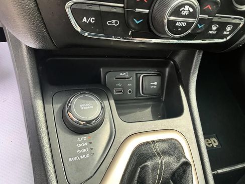 Used 2015 Jeep Cherokee Limited AWD/4WD image 23