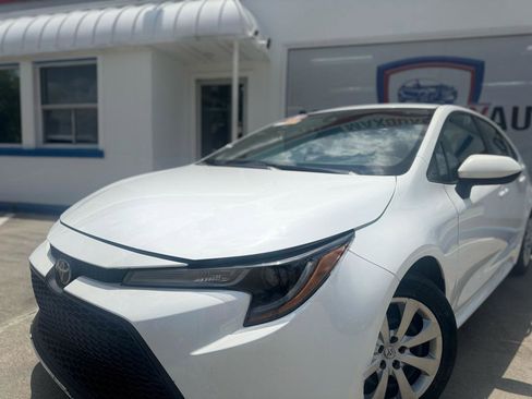 Used 2021 Toyota Corolla LE FWD image 3