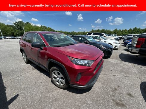 Used 2022 Toyota RAV4 LE AWD/4WD image 2