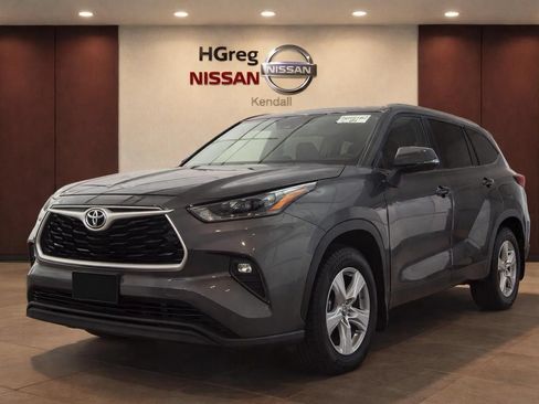 Used 2022 Toyota Highlander LE AWD/4WD image 3